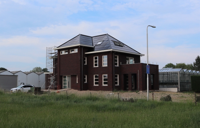 Ultramodern diepzwart zonnepanelen dak op nieuwbouwwoning